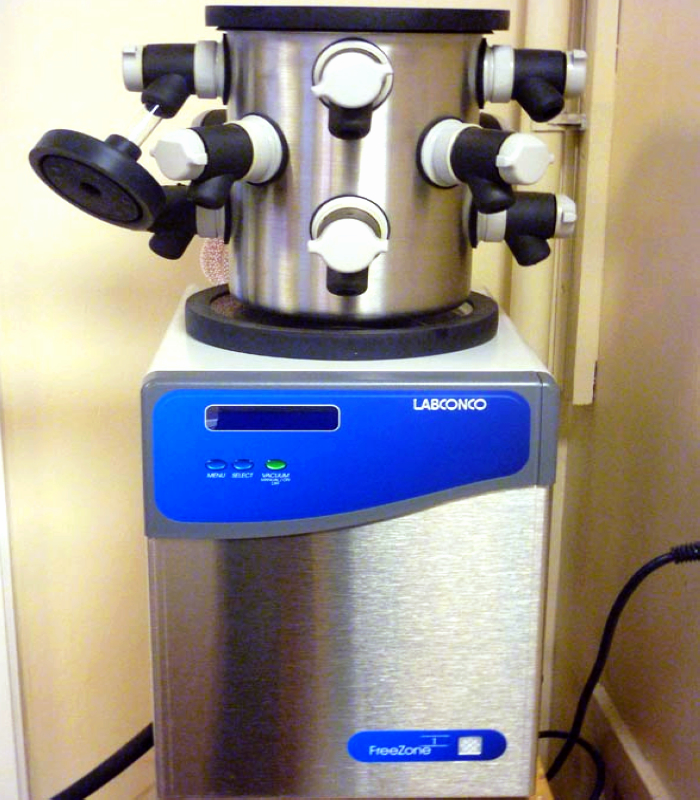 http://chemeng.uwaterloo.ca/mtam/LAB%20EQUIPMENT/FreezeDryer.jpg